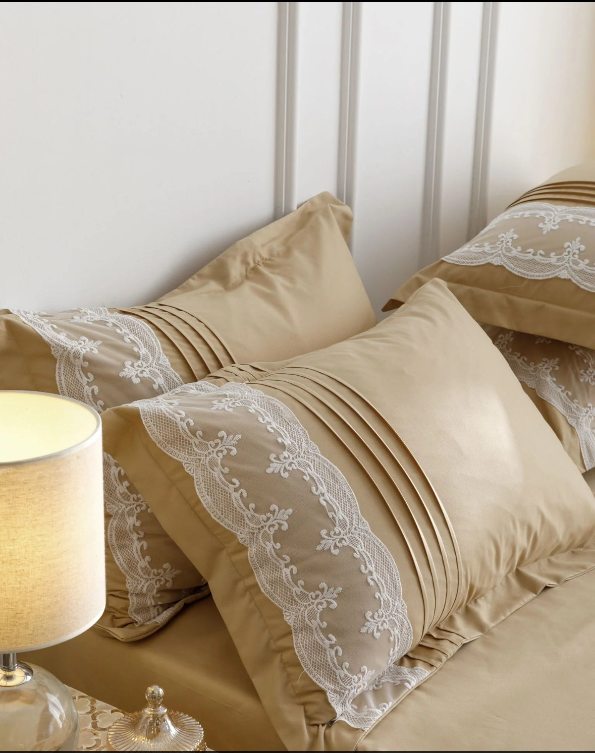 Lenjerie de Lux tip Jacquard Satinat cu pliuri brodate,6 Piese