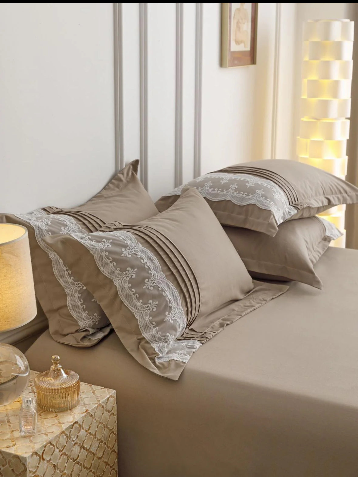 Lenjerie de Lux tip Jacquard Satinat cu pliuri brodate,6 Piese
