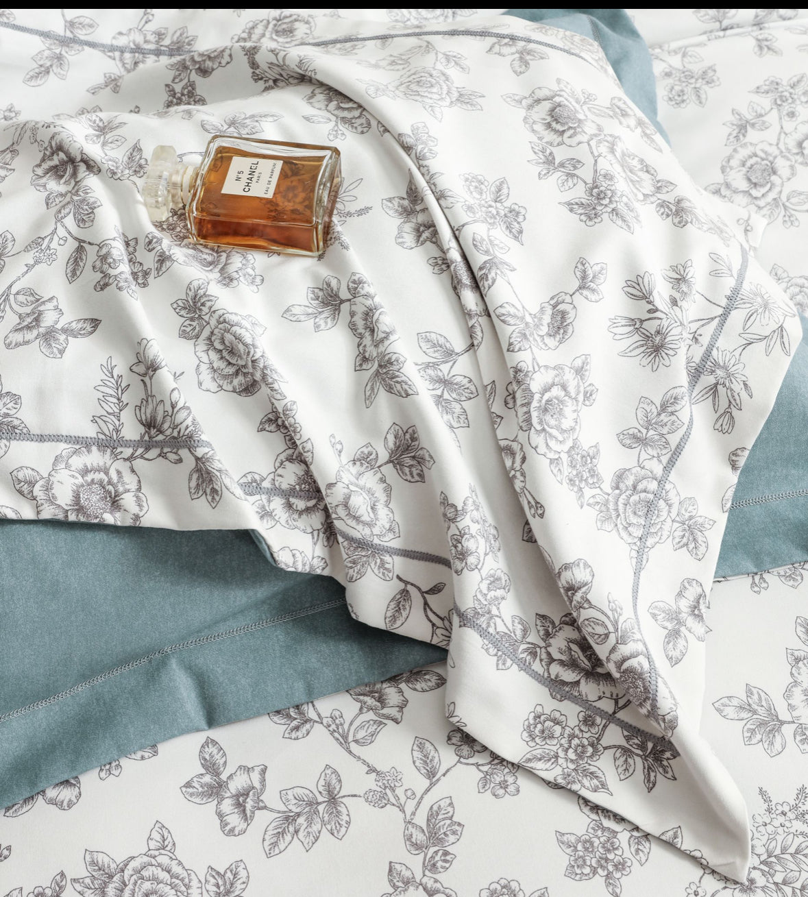 Design Floral Subtil Set Lenjerie Premium de Pat 6 Piese Moale si Confortabil