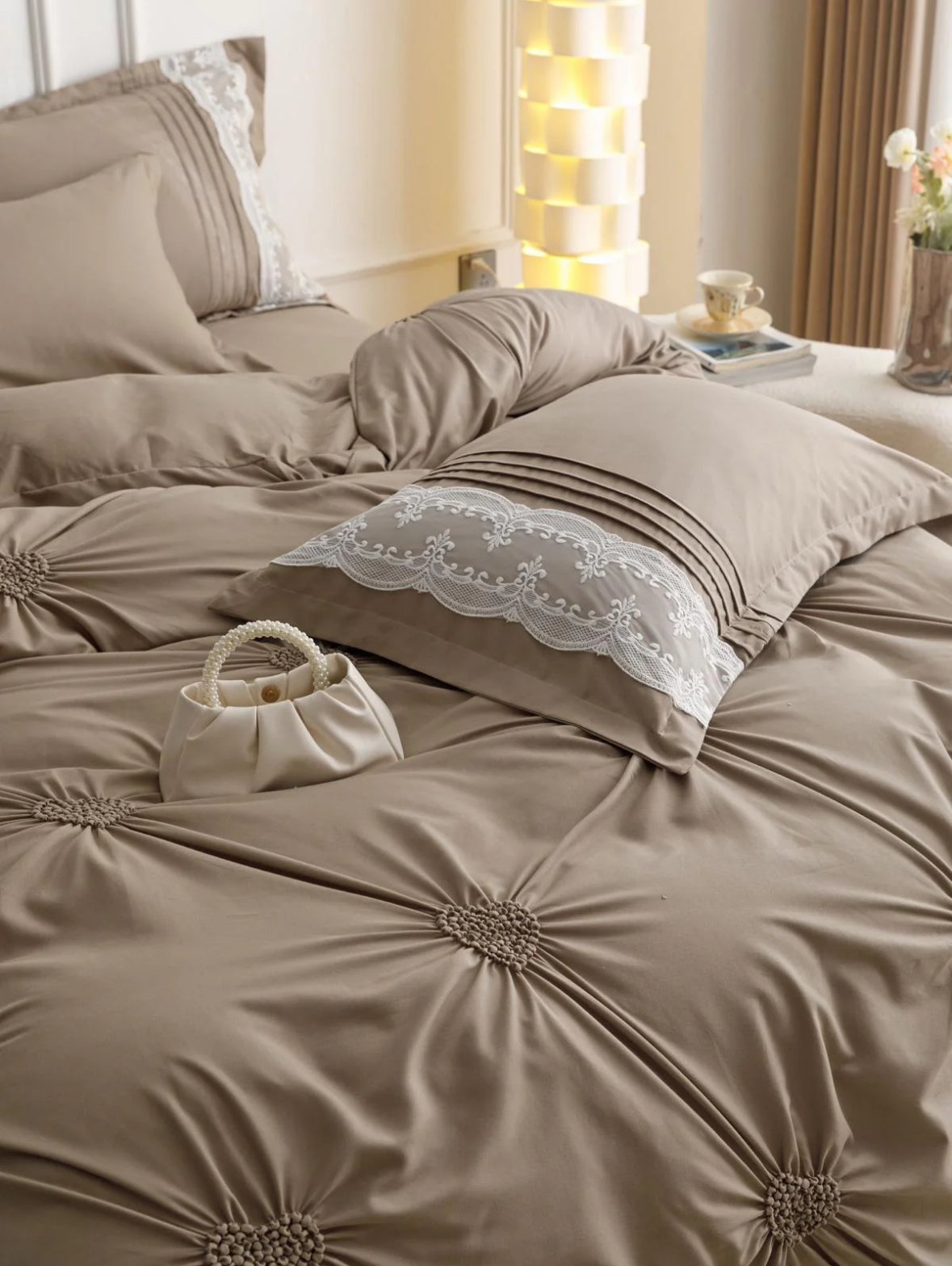 Lenjerie de Lux tip Jacquard Satinat cu pliuri brodate,6 Piese