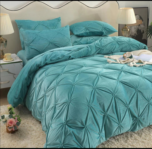 Lenjerie Premium tip Catifea cu Pliuri Brodate