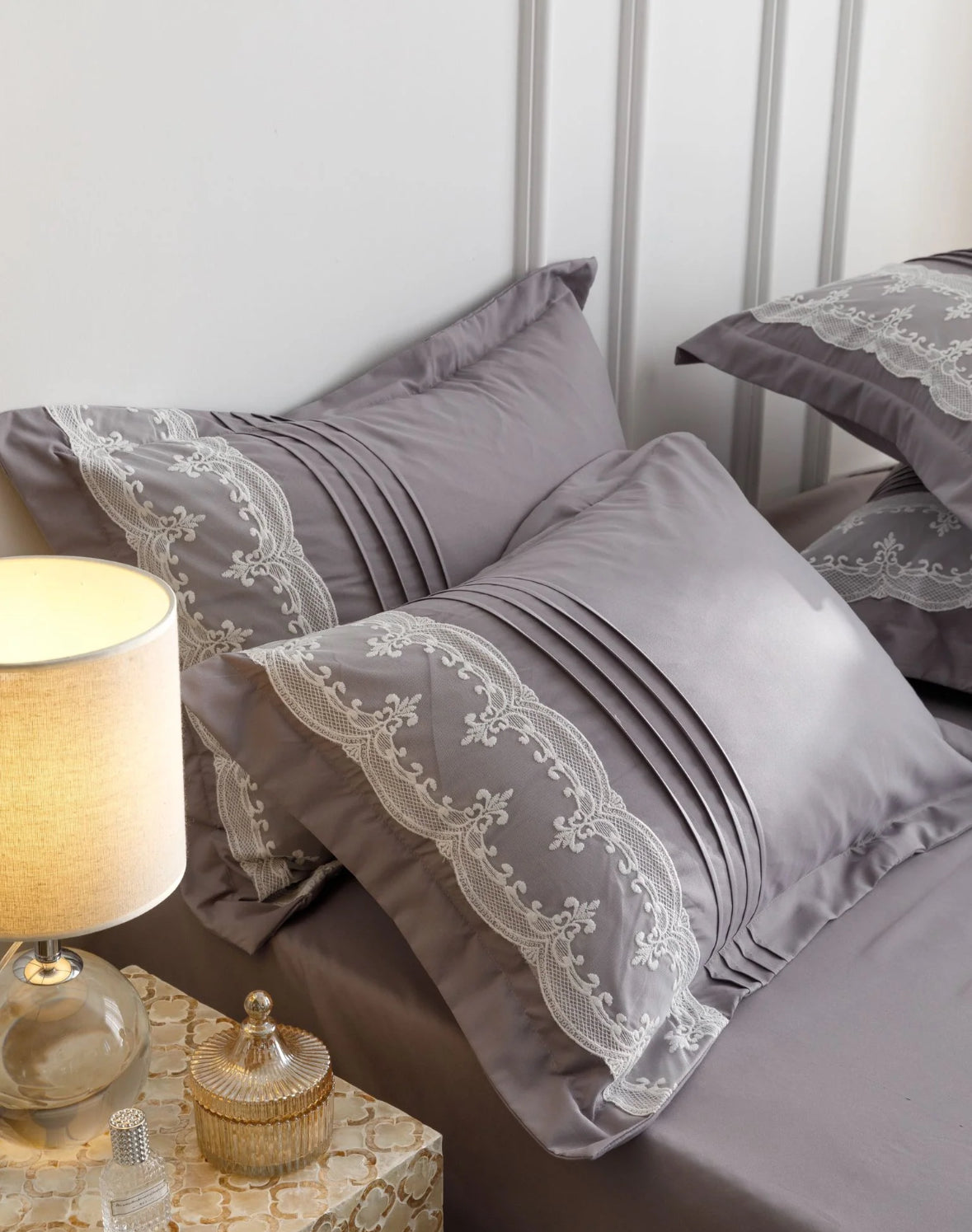Lenjerie de Lux tip Jacquard Satinat cu pliuri brodate,6 Piese